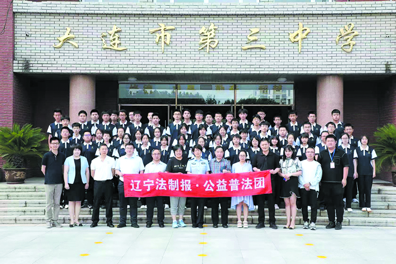 配文1：公益普法團(tuán)成員與師生合影