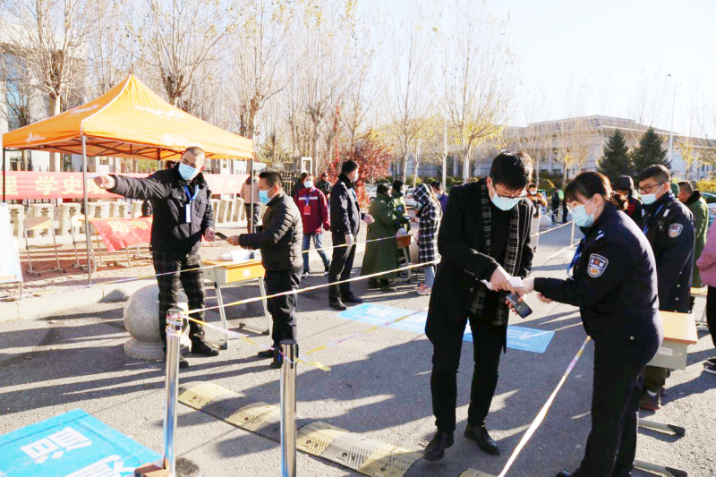 考生有序進(jìn)入考場