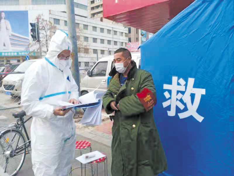 于成武（左）在社區(qū)參加防疫工作,。