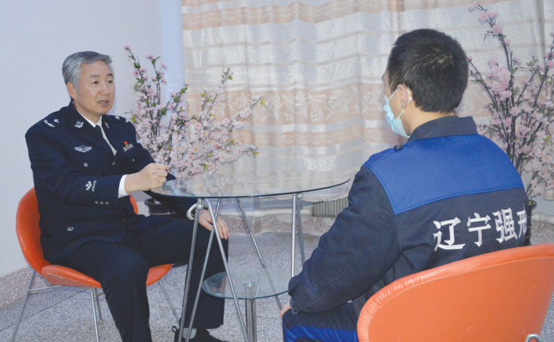 a葫蘆島市強(qiáng)制隔離戒毒所所長趙鐵成與戒毒人員談心談話