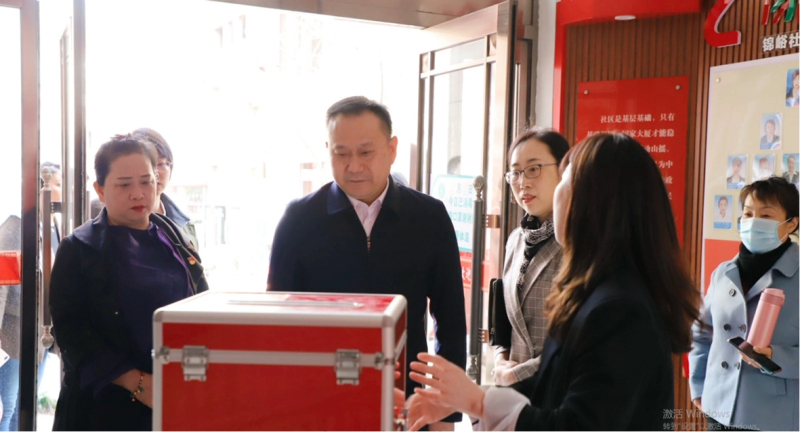 本溪市委常委,、政法委書記徐勝（中）到“支部共建、社區(qū)共治”示范點(diǎn)調(diào)研