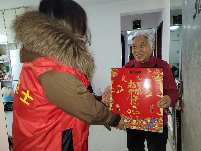 “鐵嶺衛(wèi)士”網(wǎng)格員為獨(dú)居老人“送?！? style=