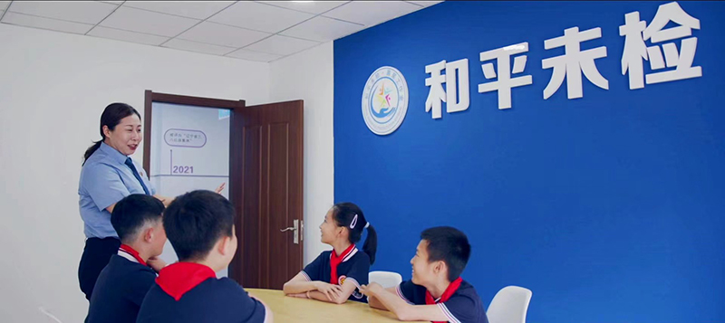 張楠同志帶領(lǐng)小學(xué)生走進(jìn)沈陽市和平區(qū)人民檢察院法治教育基地,，為他們講解法律小常識，頻繁互動(dòng)