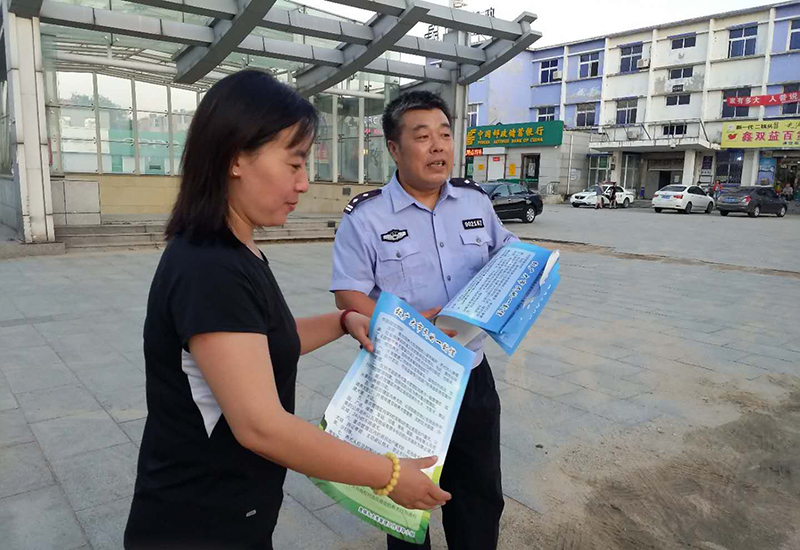 邢寶昌對轄區(qū)居民進(jìn)行法治宣傳,。