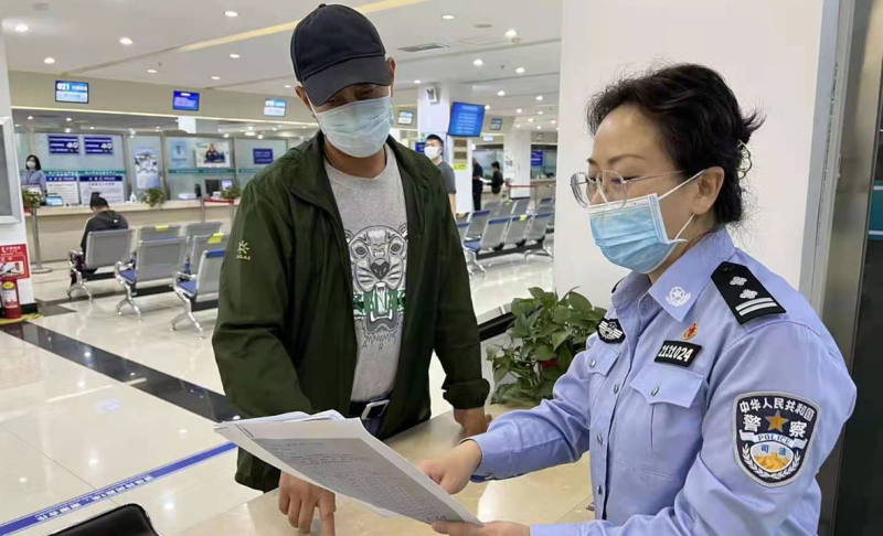 a鞍山市司法局行政審批科王經(jīng)緯為行政相對人進行業(yè)務(wù)咨詢解答