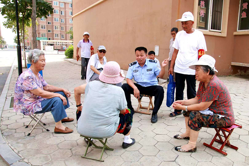 李化瑞和轄區(qū)群眾聊家常,，聽取他們對小區(qū)平安建設的意見和建議,。