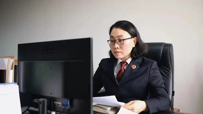 國小丹查閱政策文件,。
