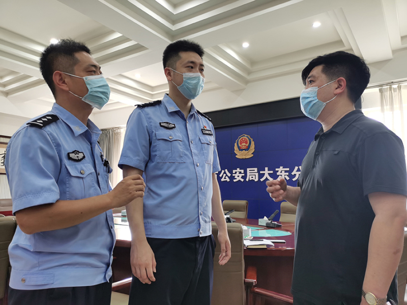 沈陽市公安局大東分局民警正在了解案情,。_編輯
