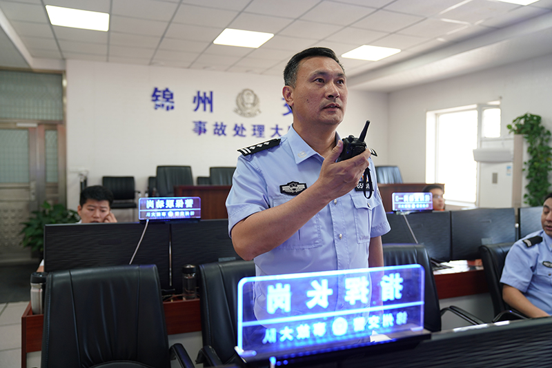 丁宏偉在遠(yuǎn)程處警中心指揮一起6車連撞的交通事故