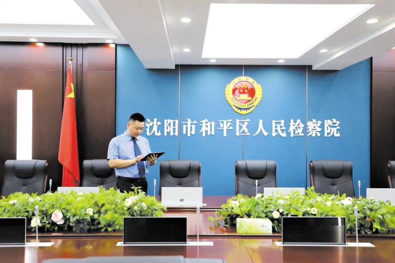 工作人員指尖輕觸功能鍵，“無紙化會議系統(tǒng)”進入啟動模式,。