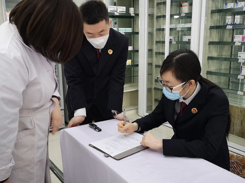 古塔區(qū)檢察院檢察官到藥店開展公益訴訟調(diào)查。