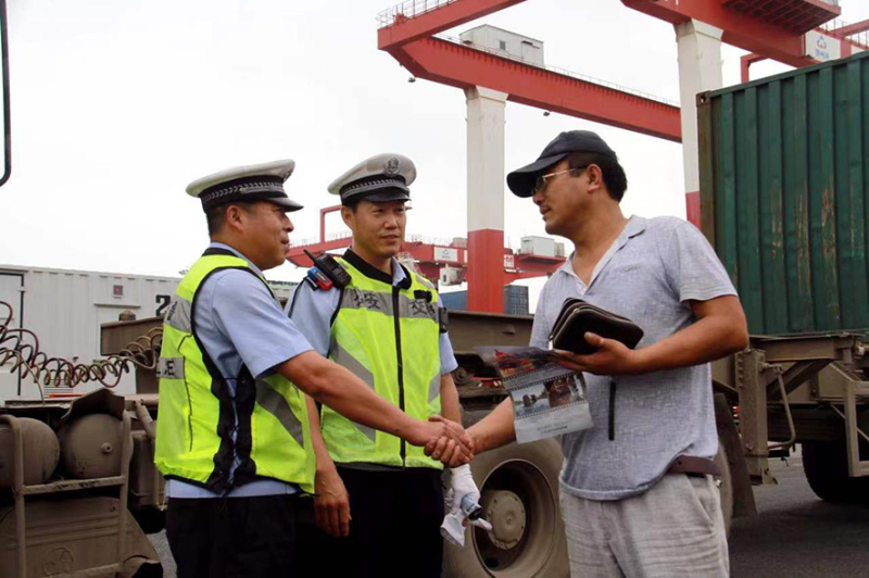 開發(fā)區(qū)交警為外來客商解決難題,。