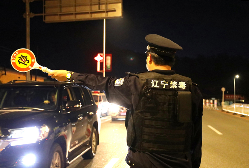 禁毒民警指揮過(guò)往車(chē)輛停車(chē)檢查2