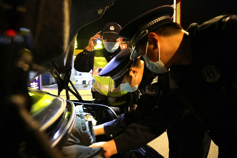 禁毒民警檢查過(guò)往車(chē)輛后備箱3