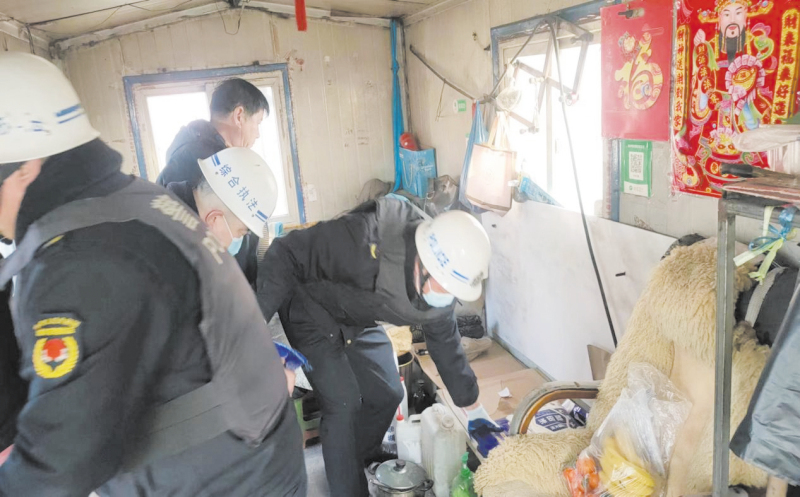 2022年2月9日,，盤錦市城管執(zhí)法人員協(xié)助違建房主清理室內(nèi)物品。