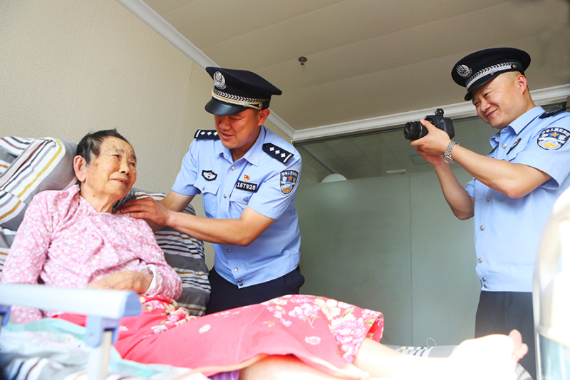 只要有行動不便老人需要上門服務，李鵬總是隨叫隨到,。