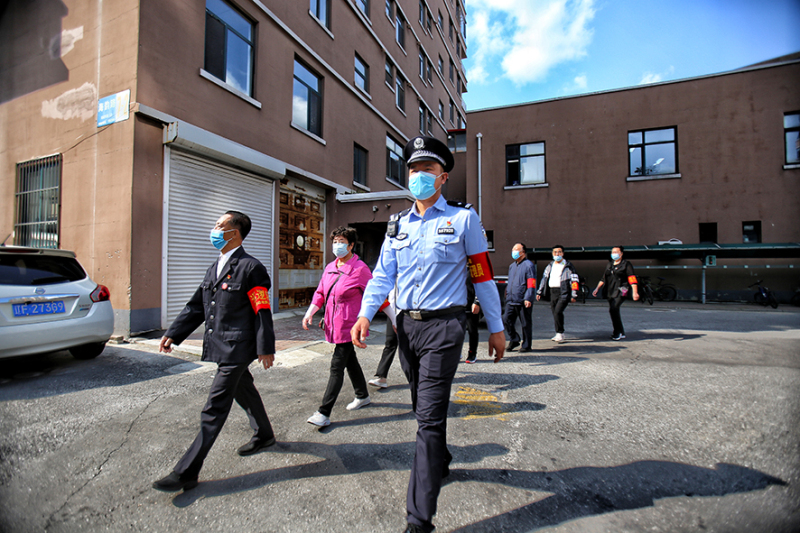 李鵬先后組建了義務巡邏隊,、商戶聯(lián)盟,、治安調解組等，為社區(qū)營造良好的治安環(huán)境,。