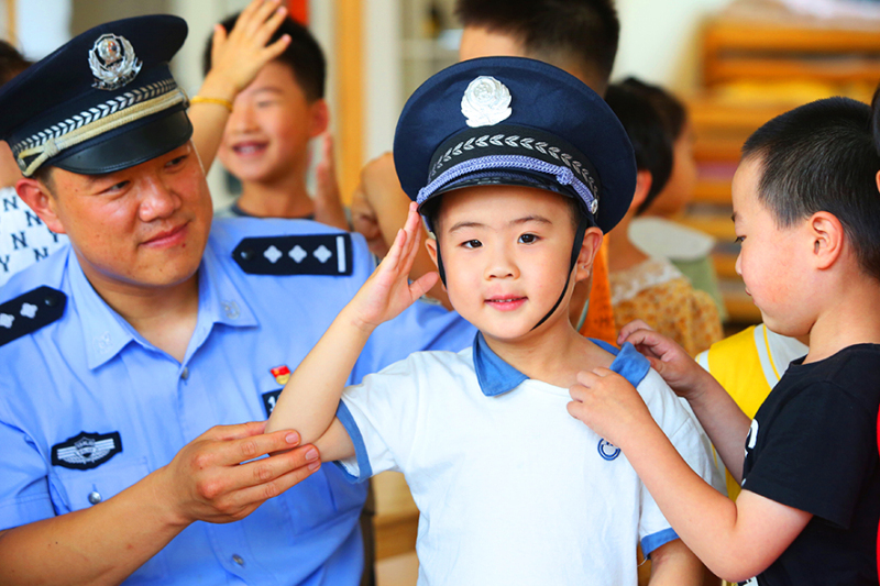 李鵬早已成為社區(qū)孩子們的偶像,。