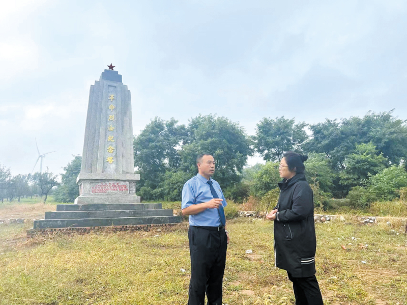 9月22日,，記者跟隨殷樹森到老黑山“革命烈士紀(jì)念塔”實地勘查,。