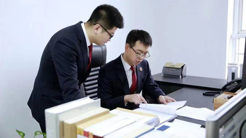 沈陽市檢察院干警梳理審查案件證據(jù),。