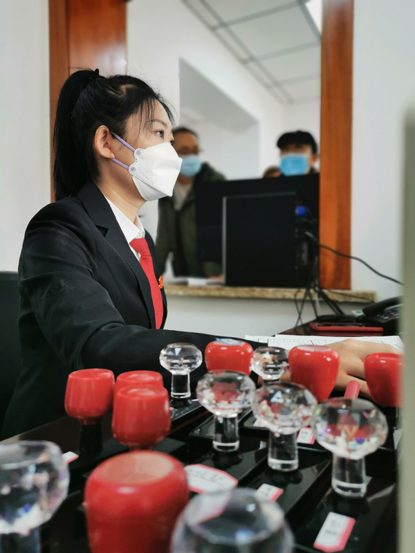 技術(shù)科的干警正在緊張的工作中,。