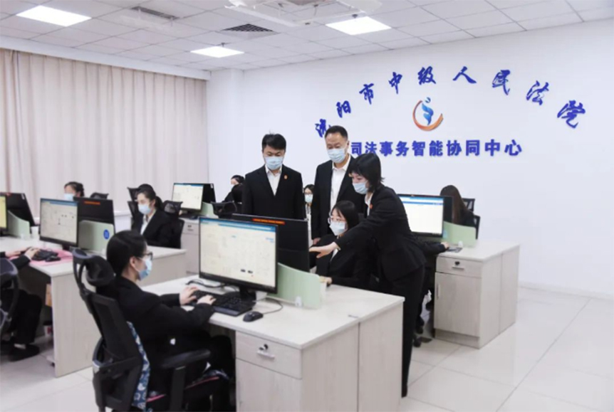 配文1：沈陽中院信息化處在研究全流程無紙化辦案系統(tǒng),。
