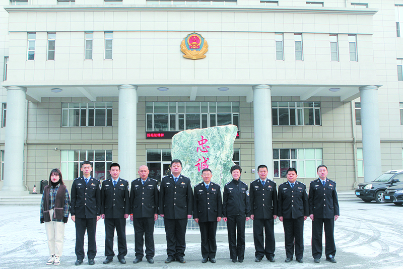 立山分局經(jīng)偵大隊部分民警