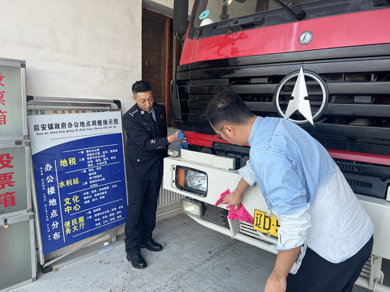 撫順稿1,，記者和馬梓欽（左）一起為消防車“洗澡”_編輯