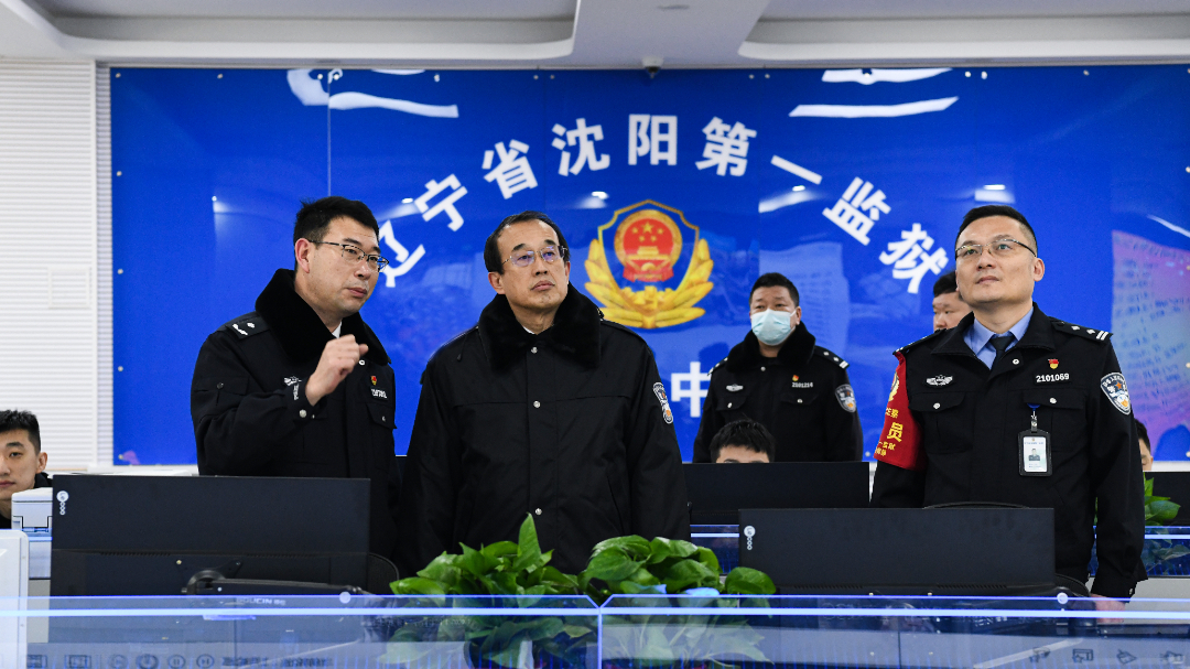 配文1：高長(zhǎng)生（左二）在沈陽(yáng)第一監(jiān)獄指揮中心了解監(jiān)獄各項(xiàng)工作開(kāi)展情況,。