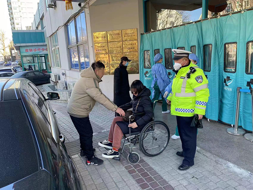 民警幫忙將病人送到急診室,。
