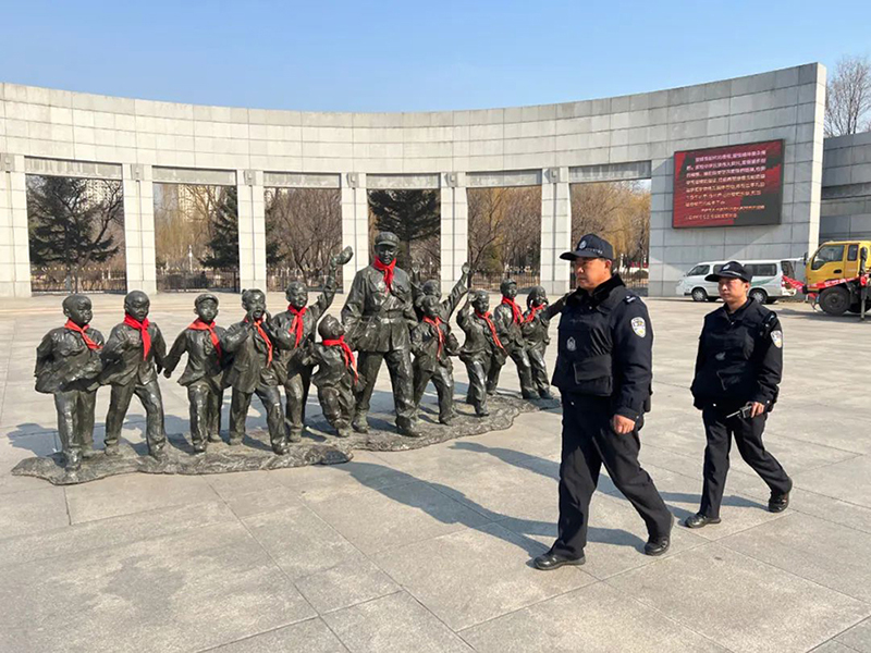 雷鋒派出所民警在雷鋒紀(jì)念館門前的廣場上巡邏,。