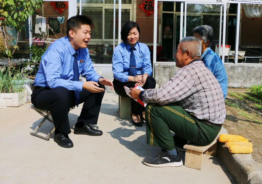 檢察官向老年人開展防騙宣傳活動(dòng),。