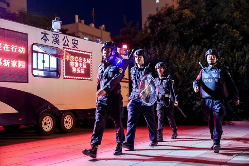 本溪市公安局巡特警夜巡市政府廣場(chǎng),。