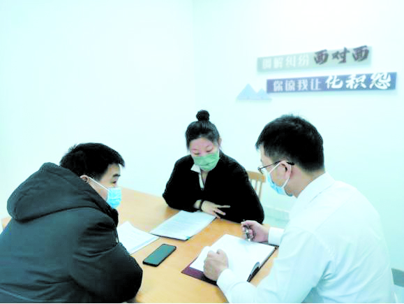 配文1：沈陽(yáng)市司法局工作人員進(jìn)行行政復(fù)議立案前調(diào)解,。