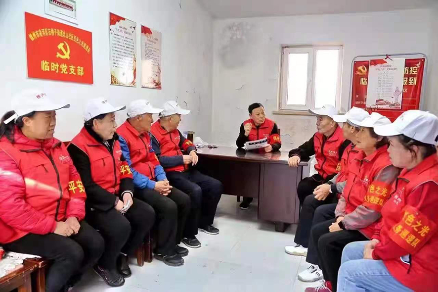 配文2：史繼權(quán)為“紅色之光”巡邏隊(duì)員講黨課,。