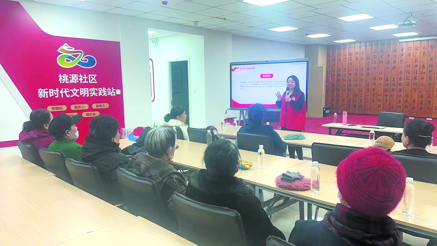 孫立杰律師為社區(qū)居民普法。