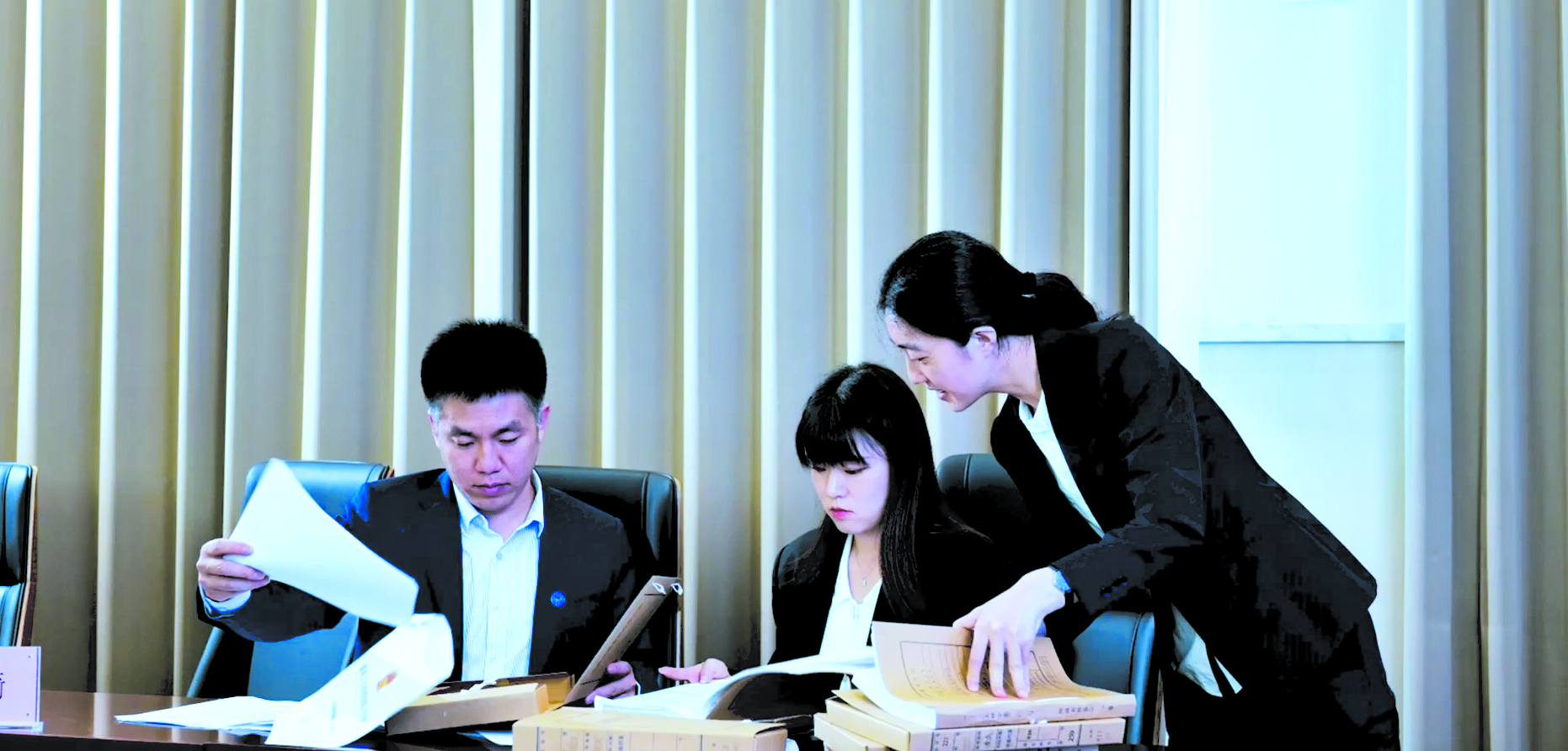 仲裁秘書正在研究案件,。副本