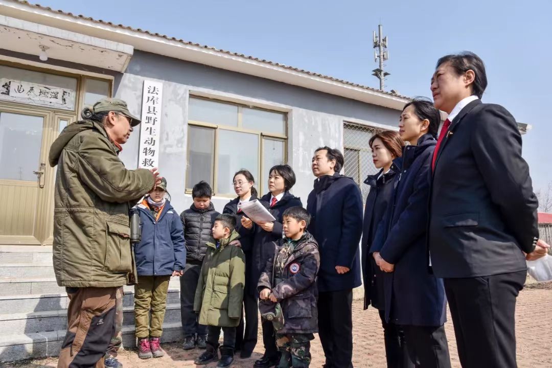 生態(tài)學(xué)研究專家周海翔為法院干警和師生介紹獾子洞國(guó)家濕地公園的自然情況,。