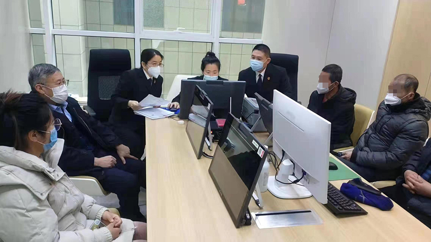 明山區(qū)人民法院聯(lián)合明山區(qū)人民檢察院共同組織兩起案件的雙方當事人進行調(diào)解,。