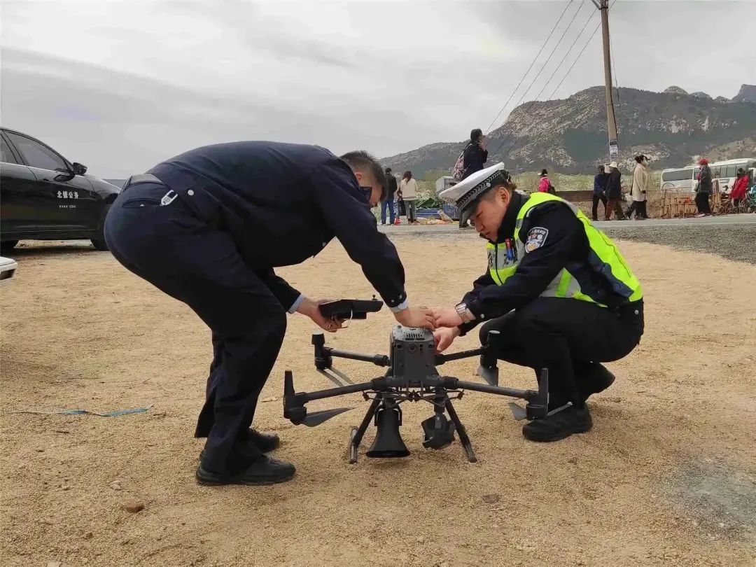 北鎮(zhèn)市公安局交警大隊(duì)一臺(tái)警用無人機(jī)緩緩升空