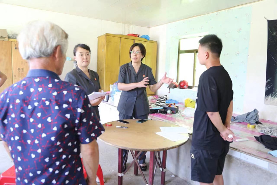 發(fā)出《家庭教育令》后，法官告知被告人有困難可以隨時(shí)找法官幫助解決,。