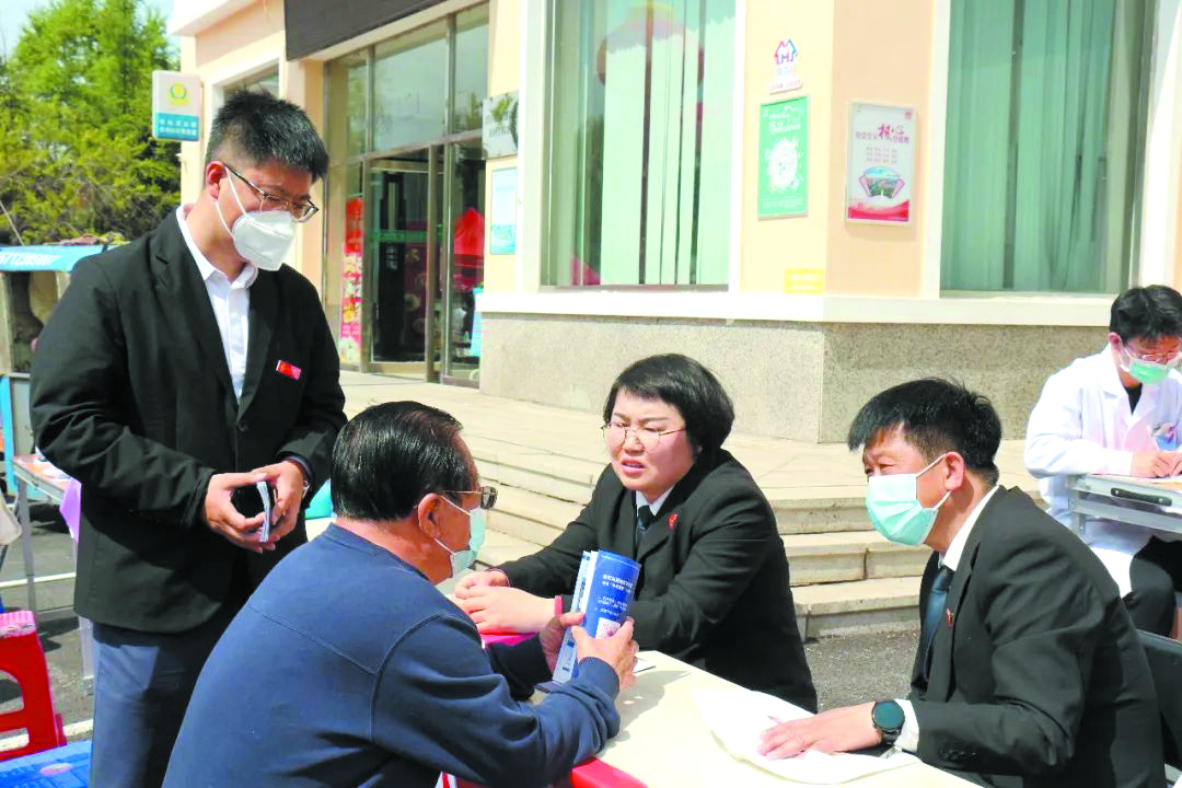 鄰里市集渾南區(qū)法院法官現(xiàn)場“推銷”人民法院調(diào)解平臺