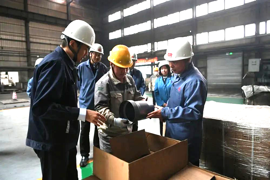 法官深入企業(yè)生產(chǎn)一線開展調(diào)研,，現(xiàn)場查看企業(yè)生產(chǎn)情況,。
