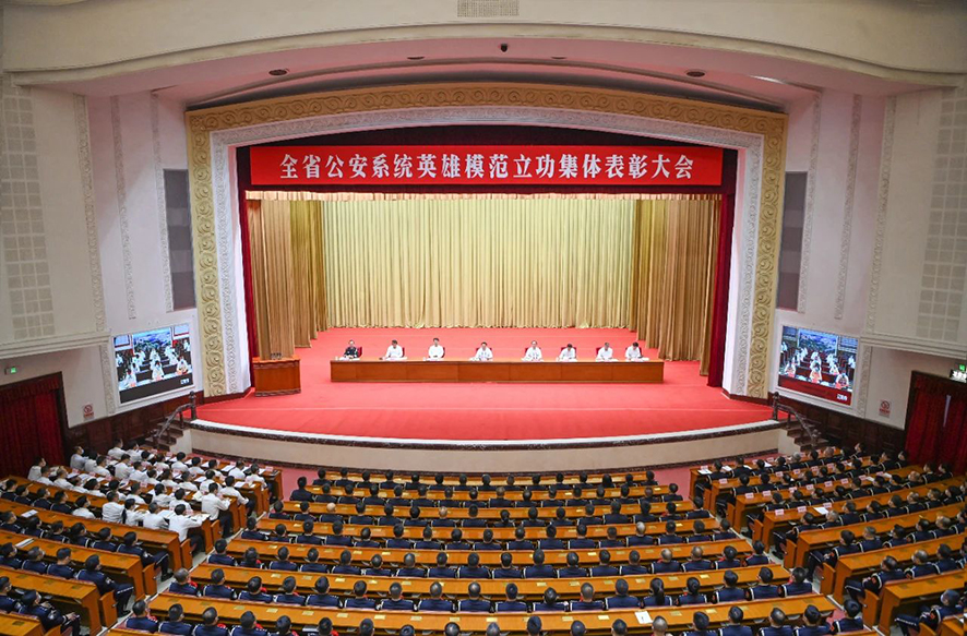 5月30日,，全省公安系統(tǒng)英雄模范立功集體表彰大會(huì)在沈陽(yáng)召開(kāi)。