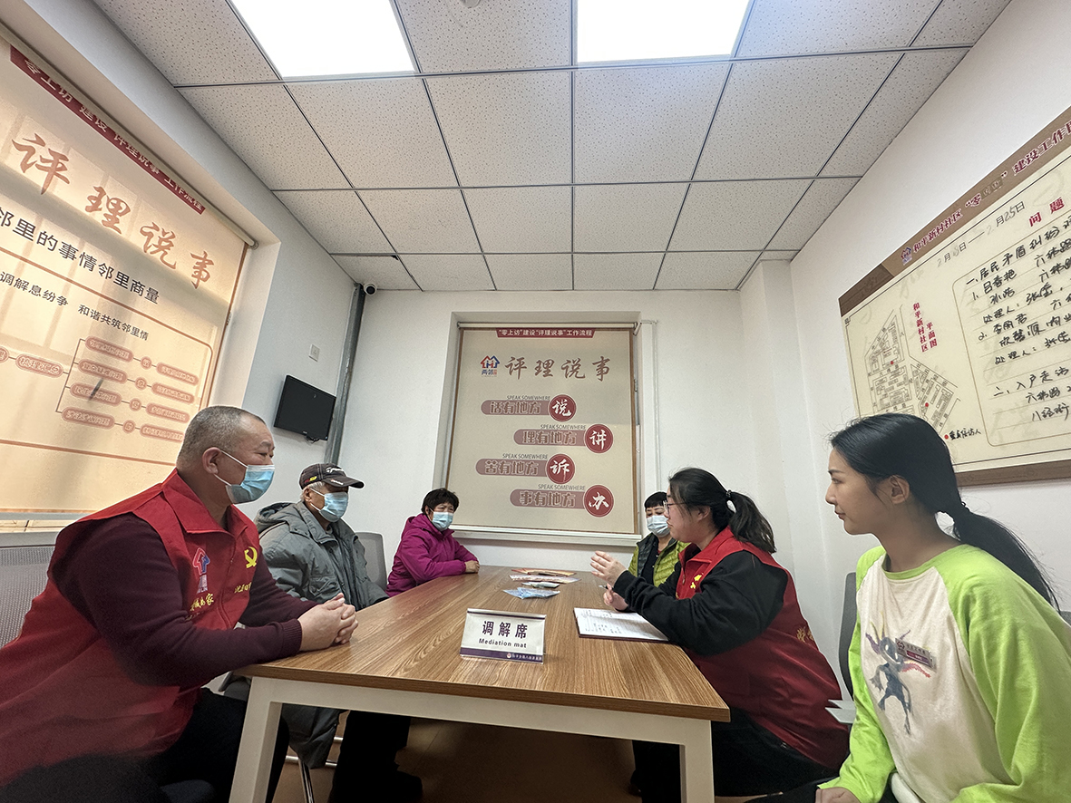 圖四 評理說事點(diǎn)化解百姓矛盾