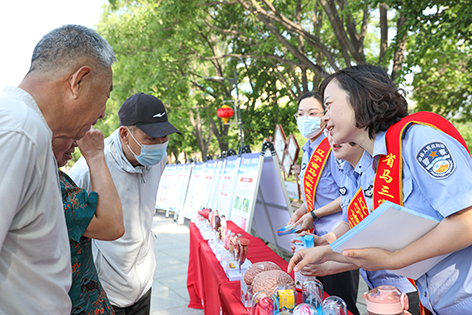 省馬三家強(qiáng)制隔離戒毒所干警正在向遼河油區(qū)居民講解毒品對人體產(chǎn)生的危害
