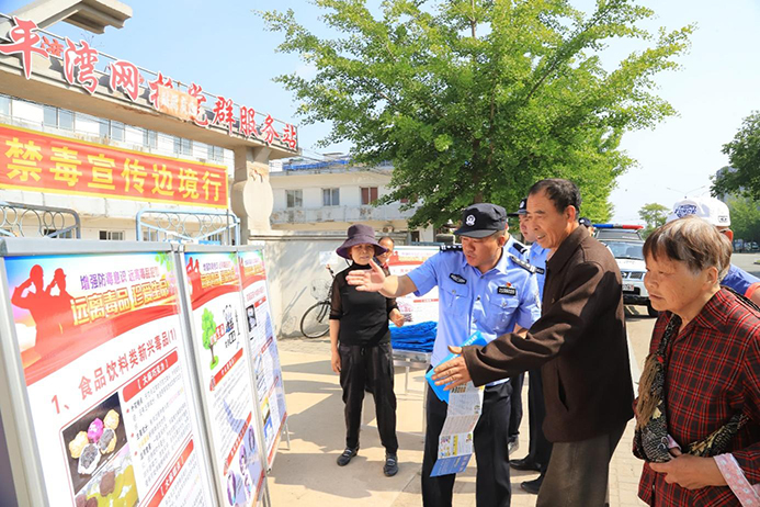 丹東干警沿鴨綠江邊國境一線開展禁毒宣傳,。