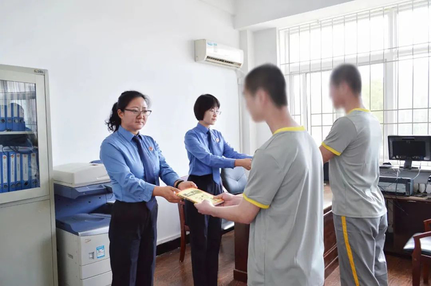 檢察官贈(zèng)送法律書籍