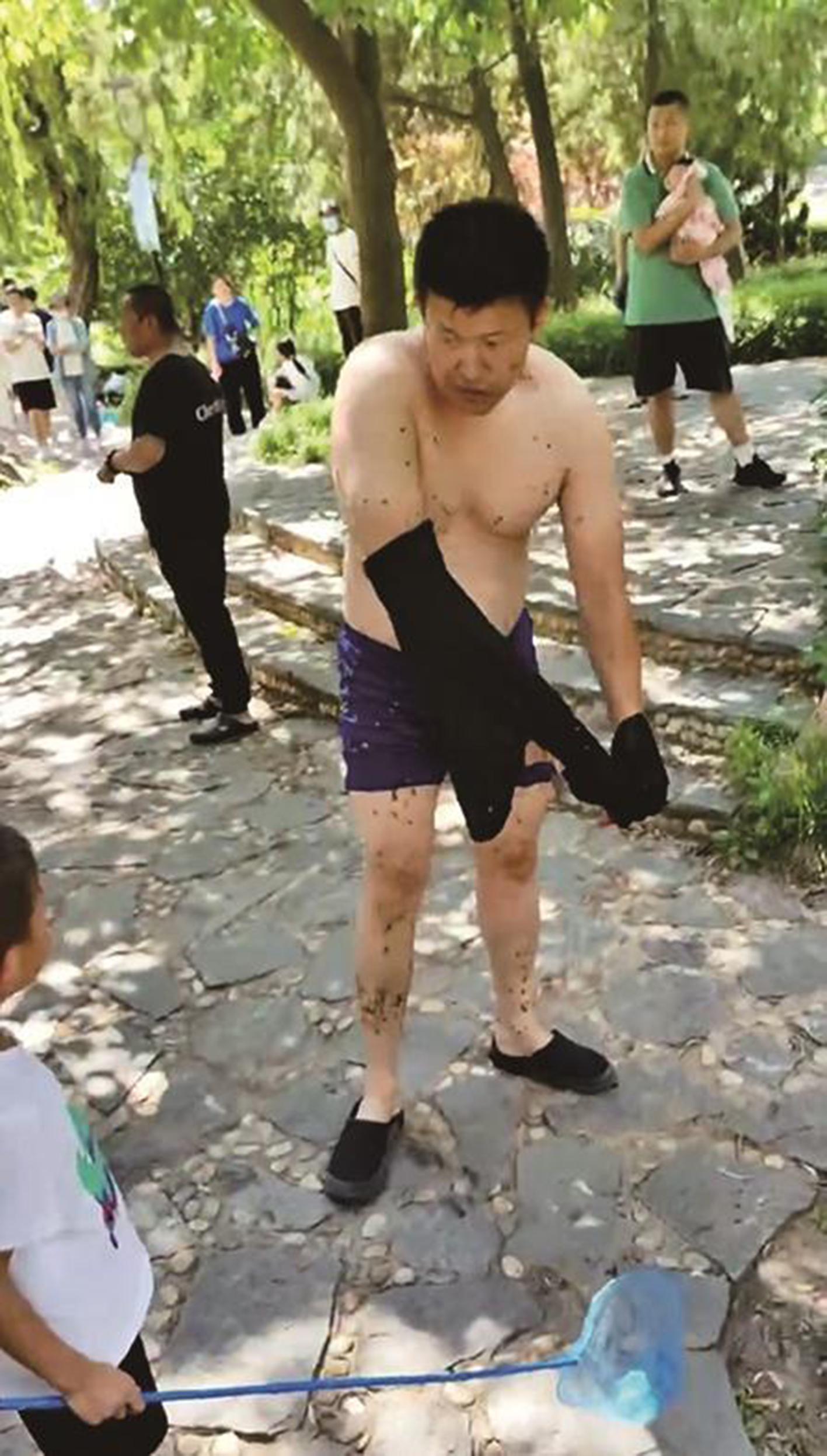 男子將大娘救出后,，沒留下姓名就離開了,。