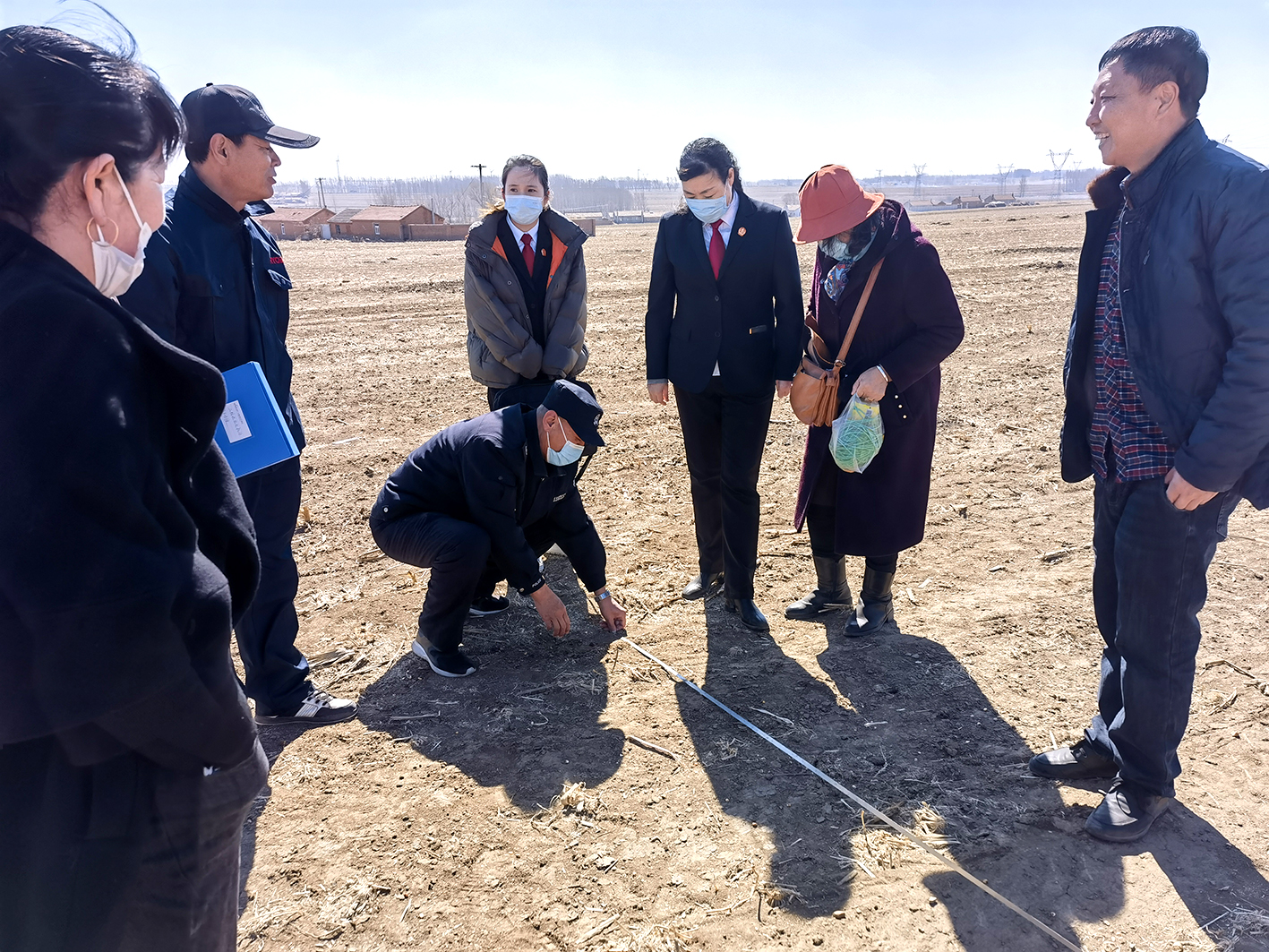 昌圖縣人民法院,、八面城人民法庭到現(xiàn)場(chǎng)為村民測(cè)量土地